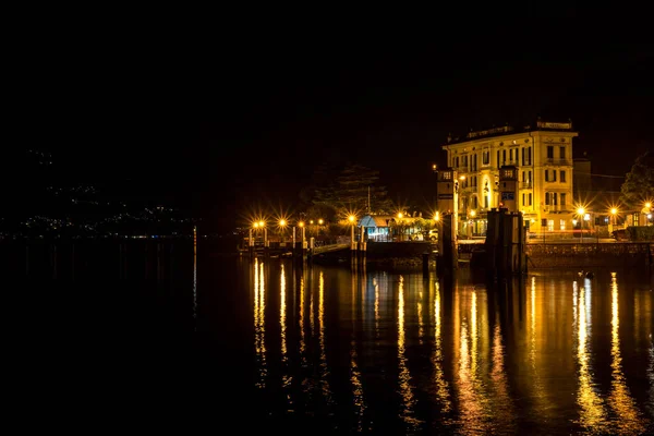 Ευρώπη Ιταλία Βαρένα Λίμνη Κόμο Μια Υδάτινη Μάζα Μια Πόλη — Φωτογραφία Αρχείου