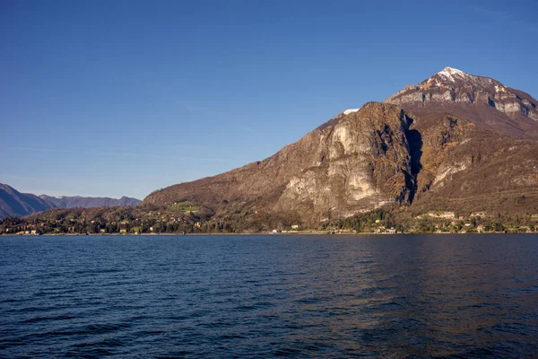 Europa Italien Menaggio Comosjön Stor Vattensamling Med Ett Berg Bakgrunden — Stockfoto