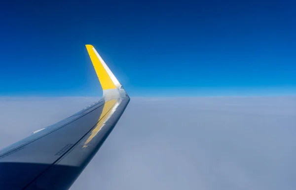 Holandia Haga Schiphol Europa Niebieski Żółty Samolot Leci Niebie — Zdjęcie stockowe