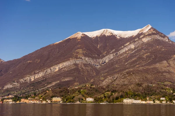 イタリア ベラージョ湖 コモ湖 青い空に向かって雪の山の景色 ロンバルディア — ストック写真