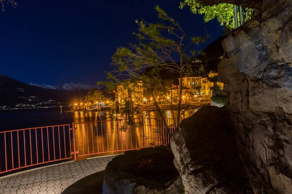意大利 科莫湖 一座以高山为背景的桥的近处 — 图库照片