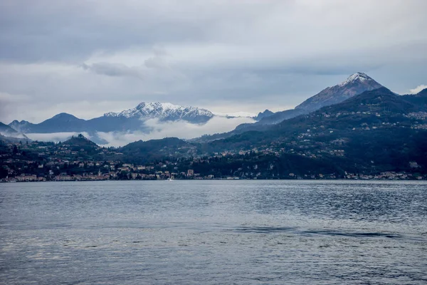 Europa Italien Varenna Comosjön Stor Vattensamling Med Berg Bakgrunden — Stockfoto