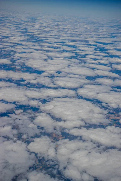 地球上的陆地 从天空中带着云彩的飞机俯瞰 从西班牙俯瞰荷兰 从马拉加俯瞰阿姆斯特丹 从史基浦俯瞰 — 图库照片