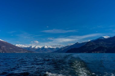 İtalya, Bellagio, Como Gölü, karla kaplı arka planlar.