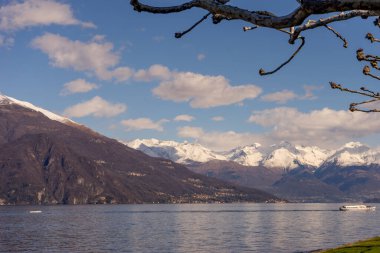 İtalya, Bellagio, Como Gölü, SNOWCAPPED DAĞLARININ SNOWCAPPED BLUE SKY, Lombardiya