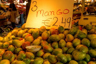Hollanda, Rotterdam, bir mağazada sergilenen bir grup mango meyvesi.
