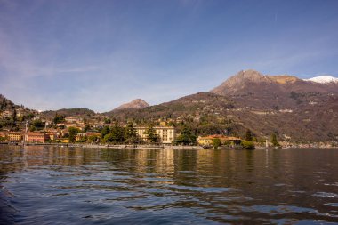 Avrupa, İtalya, Menaggio, Como Gölü. Arkasında dağ olan büyük bir su kütlesi.