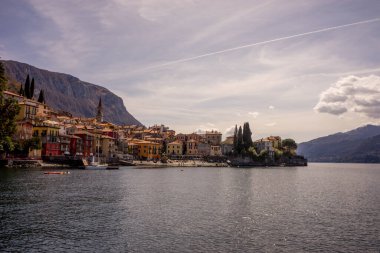 Avrupa, İtalya, Menaggio, Como Gölü. Arkasında dağ olan büyük bir su kütlesi.