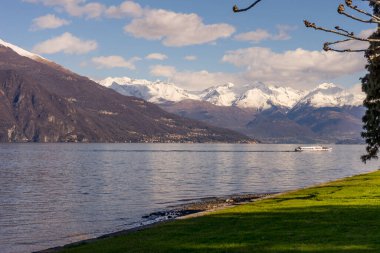İtalya, Bellagio, Como Gölü, SNOWCAPPED DAĞLARININ SNOWCAPPED BLUE SKY, Lombardiya