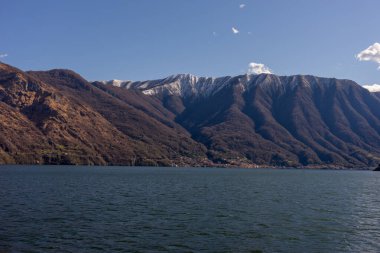 Avrupa, İtalya, Lecco, Como Gölü. Arkasında dağ olan büyük bir su kütlesi.