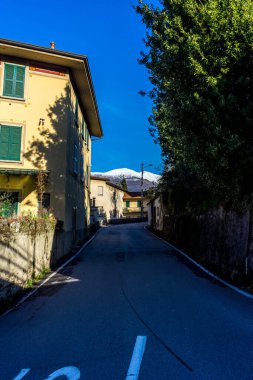 İtalya, Bellagio, Como Gölü, Oward Snow Peak 'e giden dar bir yol.