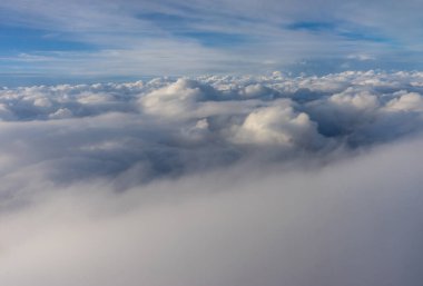 Uçak penceresinden bulutların görünüşü, gökyüzündeki bulutlar
