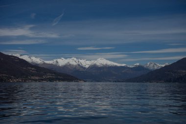 Avrupa, İtalya, Menaggio, Como Gölü. Arkasında dağ olan büyük bir su kütlesi.