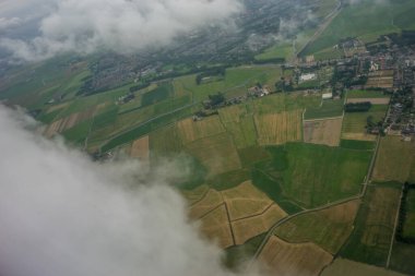 Hollanda, Hollanda 'da bulutlu, yeşil tarlalı, gökyüzünde kanalı olan çiftlikler.