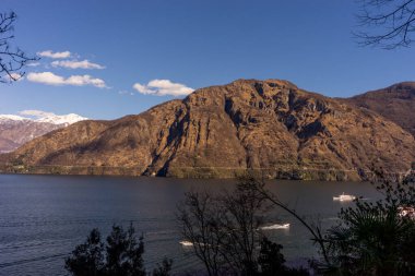 Avrupa, İtalya, Lecco, Como Gölü. Arkasında dağ olan büyük bir su kütlesi.