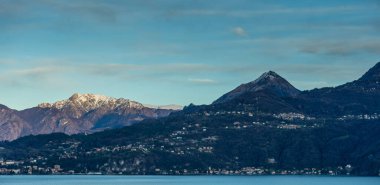 Avrupa, İtalya, Bellagio, Como Gölü. Arkasında dağ olan büyük bir su kütlesi.