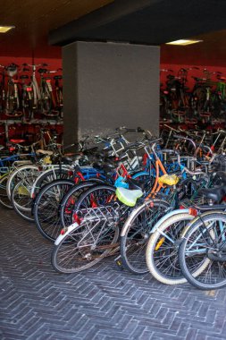 Çiçek bahçesi, Hollanda, Avrupa, bir binanın önüne park edilmiş bir bisiklet.