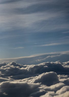 Uçak penceresinden bulutların görüntüsü, gökyüzünde bir grup bulut.