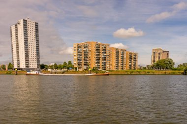 Hollanda, Rotterdam, Mass nehrinin üzerindeki gökyüzü.