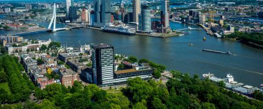 Hollanda, Rotterdam, Rotterdam şehri ve Erasmus Köprüsü manzaralı gökyüzü