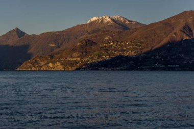 Avrupa, İtalya, Lecco, Como Gölü. Arkasında dağ olan büyük bir su kütlesi.