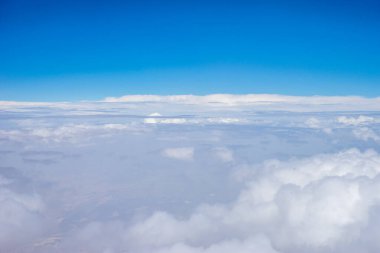 Güzel Majestic bulutları mavi gökyüzünde İspanya, Avrupa 'daki bir uçaktan görülüyor.