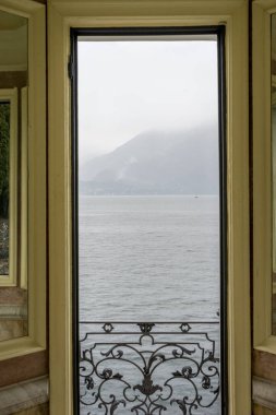 İtalya, Varenna, Como Gölü bir kapı penceresinden görüldü