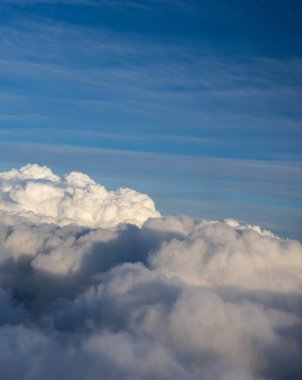 Uçak penceresinden bulutların görünüşü, gökyüzündeki bulutlar