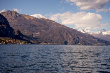 Avrupa, İtalya, Lecco, Como Gölü. Arkasında dağ olan büyük bir su kütlesi.