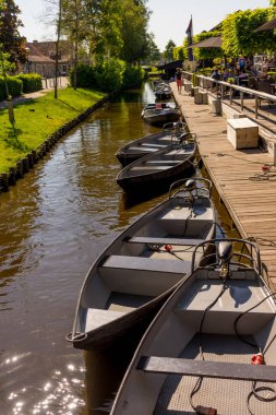 Avrupa, Hollanda, Giethoorn, bir tekne nehrin yanına yanaştı.