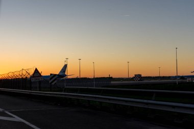 Hollanda, Amsterdam, Schiphol, bir şehir caddesinde gün batımı