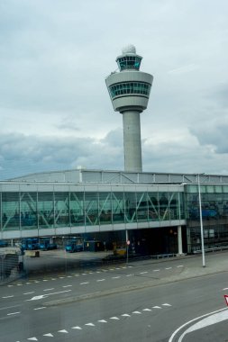 Hollanda, Lahey, Schiphol, Avrupa, Schiphol Havalimanı, KOMUNİSYANLARIN KONUŞUĞUNLARI KONUŞU