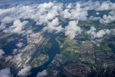 Hollanda, Hollanda 'daki yel değirmeni çiftlikleri. Gökyüzünde bulutlu kanalı olan bir uçak.