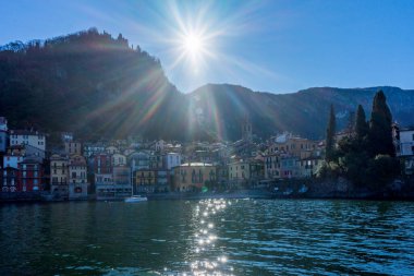 Avrupa, İtalya, Bellagio, Como Gölü. Arkasında dağ olan büyük bir su kütlesi.