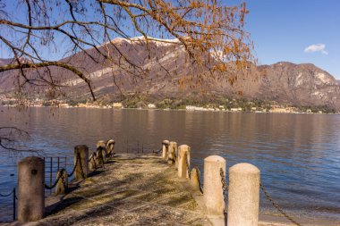 İtalya, Bellagio, Como Gölü, dağa bakan göle giden taş patika.