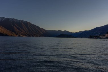 Avrupa, İtalya, Lecco, Como Gölü. Arkasında dağ olan bir su kütlesi.