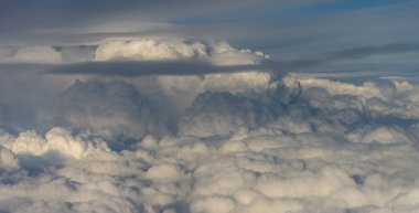 Uçak penceresinden bulutların görüntüsü, gökyüzünde bir grup bulut.
