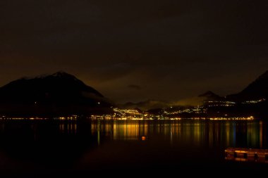 Avrupa, İtalya, Varenna, Como Gölü, bir su kütlesi üzerindeki köprü.