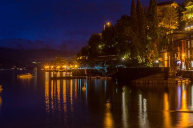 İtalya, Varenna, Como Gölü, geceleri aydınlatılmış balıkçı köyü.