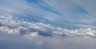 Uçak penceresinden bulutların görüntüsü, Gökteki bulutların düşük açılı görüntüsü