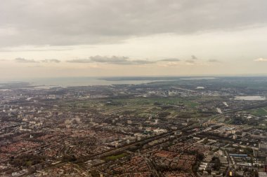 Hollanda, Lahey, Schiphol, Avrupa Bir tepenin üstünde duran koyun sürüsü