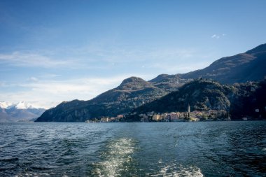 Avrupa, İtalya, Bellagio, Como Gölü. Arkasında dağ olan büyük bir su kütlesi.