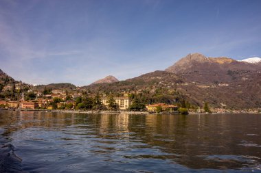 Avrupa, İtalya, Menaggio, Como Gölü. Arkasında dağ olan büyük bir su kütlesi.