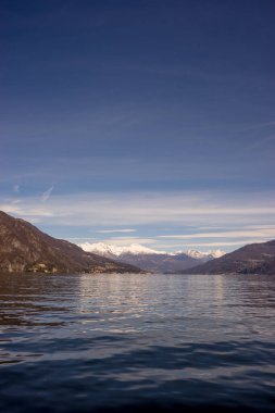 Avrupa, İtalya, Menaggio, Como Gölü. Arkasında dağ olan bir su kütlesi.