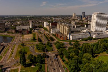 Hollanda, Rotterdam, Rotterdam şehri ve Erasmus Köprüsü manzaralı gökyüzü