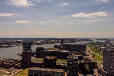 Hollanda, Rotterdam, Rotterdam şehri ve Erasmus Köprüsü manzaralı gökyüzü