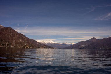 Avrupa, İtalya, Menaggio, Como Gölü. Arkasında dağ olan bir su kütlesi.
