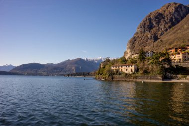 Avrupa, İtalya, Menaggio, Como Gölü. Arkasında dağ olan büyük bir su kütlesi.