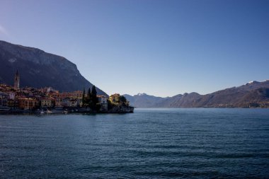 Avrupa, İtalya, Menaggio, Como Gölü. Arkasında dağ olan büyük bir su kütlesi.