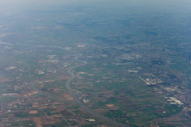 Hollanda, Lahey, Schiphol, Avrupa, Arkasında dağ olan bir şehir manzarası